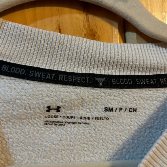 Under Armour Women’s Cream and Black Long Sleeve Sweatshirt with Front Pocket - Picture 5 of 7